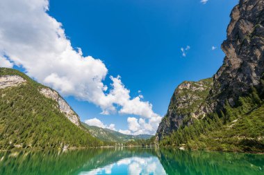 Braies Gölü (Lago di Braies veya Pragser Wildsee), Braies Vadisi, Dolomitler, UNESCO dünya mirası alanı, Güney Tyrol, Trentino-Alto Adige, Bolzano ili, İtalya, Avrupa.