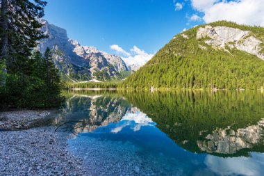 Braies Gölü (Lago di Braies veya Pragser Wildsee) ve Croda del Becco Dağı zirvesi veya Seekofel Dağı, Dolomites, Güney Tyrol, Trentino-Alto Adige, Bolzano ili, İtalya, Avrupa.