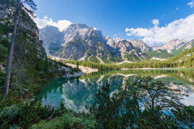Braies Gölü (Lago di Braies veya Pragser Wildsee) ve Croda del Becco Dağı zirvesi veya Seekofel Dağı, Dolomites, Güney Tyrol, Trentino-Alto Adige, Bolzano ili, İtalya, Avrupa.