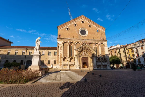 Vicenza şehir merkezinde. San Lorenzo Kilisesi 'nin (St. Lawrence Martyr) ana cephesi Gotik tarzda, 1280, Piazza San Lorenzo, Veneto, İtalya, Avrupa.