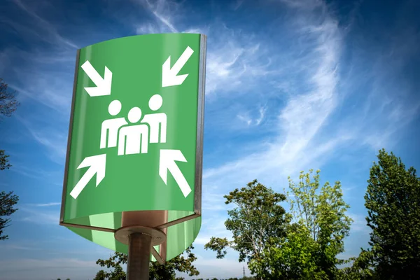 紧急集合点在公园内设置一个绿色标志 在大楼紧急疏散后 室外标志指示人们应聚集在哪里 — 图库照片