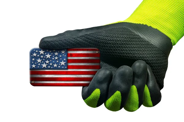 带防护工作手套的体力劳动者 手持美利坚合众国 美国国旗 的小木制国旗 以白色背景隔离 — 图库照片