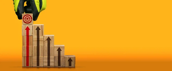 Ruka Rukavici Uspořádává Dřevěné Bloky Jako Schody Symbolem Cíle Posledním — Stock fotografie