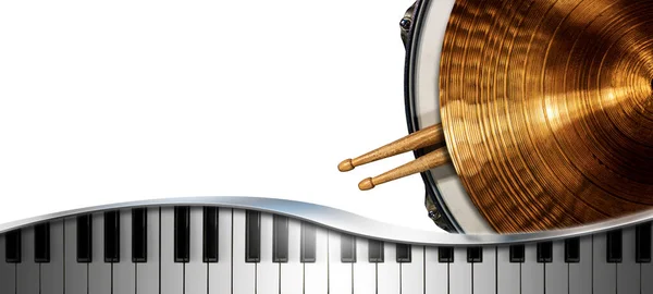 乐器独立在白色背景下 有复制空间 金色的Cymbal在网状鼓上 有两个木制鼓槌和一个有倒影的钢琴键盘 — 图库照片