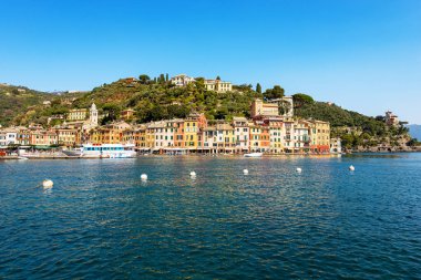 Portofino 'nun ünlü köyü, Cenova Eyaleti, Liguria, İtalya, Avrupa' daki lüks turizm beldesi. Liman ve renkli evler, Akdeniz (Ligurian denizi)).