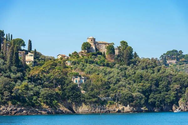 位于意大利利古里亚热那省地中海 利古里亚海 波尔图菲诺村的中世纪城堡布朗或圣乔治 圣乔治 — 图库照片