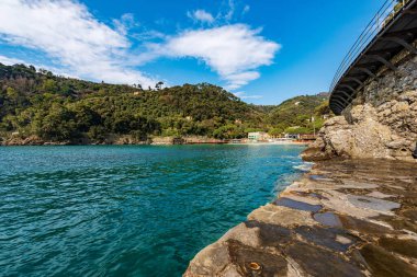 Portofino köyünün yakınındaki Paraggi Körfezi ve plajı. Cenova, Liguria, İtalya ve Avrupa 'daki turizm beldesi. Sahil ve Akdeniz (Ligurian Denizi)).