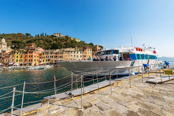 Portofino Italy Apr 2023 Пором Багатьма Туристами Знаменитому Селі Портофіно — стокове фото
