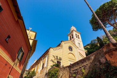 Portofino. Lombard Romanesque tarzında Divo Martino Kilisesi, XII. Yüzyıl, Tours 'lu Martin, dindar aziz. Cenova Eyaleti, Liguria, İtalya ve Avrupa 'daki turizm beldesi.