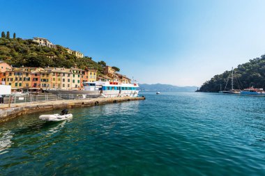 Portofino 'nun ünlü köyü, Cenova Eyaleti, Liguria, İtalya, Avrupa' daki lüks turizm beldesi. Liman ve renkli evler, Akdeniz (Ligurian denizi)).