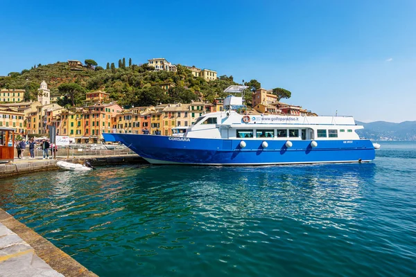 Portofino Italien April 2023 Fähre Mit Vielen Touristen Das Berühmte — Stockfoto