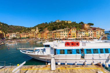 Portofino 'nun ünlü köyü, Cenova Eyaleti, Liguria, İtalya, Avrupa' daki lüks turizm beldesi. Liman ve renkli evler, Akdeniz (Ligurian denizi)).