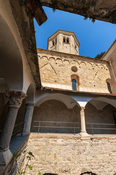 Eski San Fruttuoso Abbey (San Fruttuoso di Capodimonte), X-XI yüzyılı, Portofino ve Camogli arasında ibadet yeri, Cenova (Cenova), Liguria, İtalya, Avrupa.