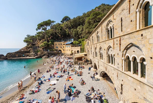 圣福鲁托索 意大利 2023年4月8日 古圣水果修道院 Xi世纪 热那亚省Portofino和Camogli 热那亚 意大利利古里亚 附近的海滩挤满了游客 — 图库照片
