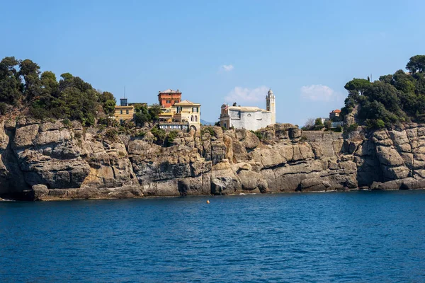 Rotskust Van Het Beroemde Portofino Dorp Met Kerk Van Saint — Stockfoto