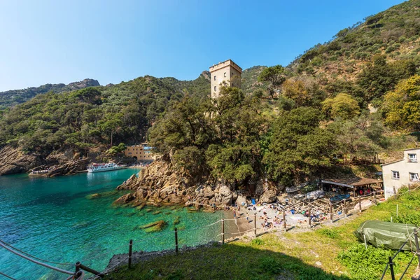 San Fruttuoso Italia Abr 2023 Playa Llena Turistas Pequeña Bahía — Foto de Stock