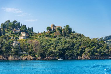 Ortaçağ şatosu Brown veya Saint George (San Giorgio) Akdeniz 'in ünlü köyü Portofino, Cenova, Ligurya, İtalya, Avrupa.