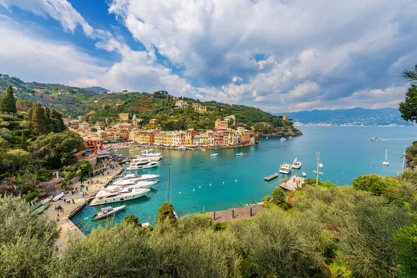意大利利古里亚热那亚省豪华旅游胜地Portofino村的全景 地中海港口和五彩斑斓的房屋 利古里亚海 — 图库照片