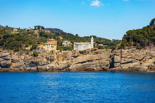 洛基海岸著名的Portofino村与圣乔治教堂 意大利利古里亚热那亚省的豪华旅游胜地 地中海 利古里亚海 — 图库照片