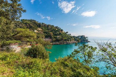 Portofino köyünün yakınındaki Paraggi Körfezi ve plajı. Cenova, Liguria, İtalya ve Avrupa 'daki turizm beldesi. Sahil ve Akdeniz (Ligurian Denizi))
