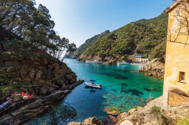 San Fruttuoso körfezi, Portofino ve Camogli (Cenova), Liguria, İtalya, Avrupa arasındaki antik manastırı XXI yüzyılıyla ünlüdür. Akdeniz (Ligurya Denizi)).