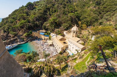 Antik San Fruttuoso Manastırı, X-XI yüzyılı ve Portofino ve Camogli, Cenova, Liguria, İtalya, Avrupa, Akdeniz yakınlarındaki turistlerle dolu plaj manzarası.