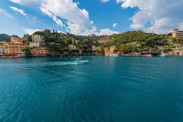 ジェノヴァ州 リグーリア州 イタリア ヨーロッパの高級観光地 ポルトフィーノの有名な村の湾とポート カラフルな家 地中海 リグーリア海 — ストック写真