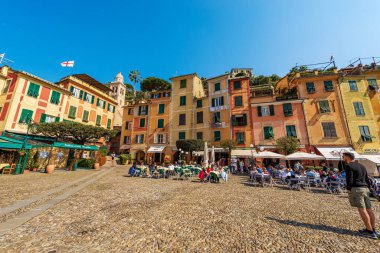 PORTOFINO, İtalya - 8 Nisan 2023: Güneşli bir bahar gününde Portofino köyünde bir grup turist, Cenova Eyaleti, Ligurya, İtalya, Avrupa 'da lüks turizm beldesi.