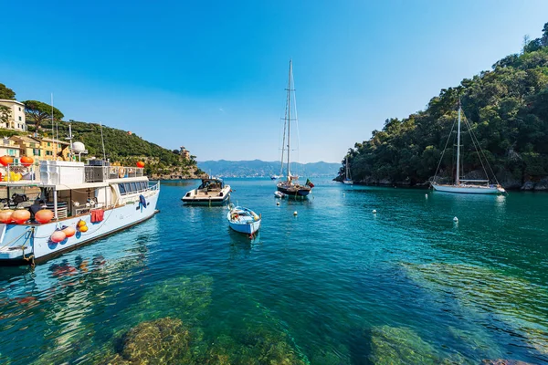 美丽的海湾和港口著名的Portofino村与船停泊 意大利利古里亚热那亚省的豪华旅游胜地 地中海 利古里亚海 — 图库照片