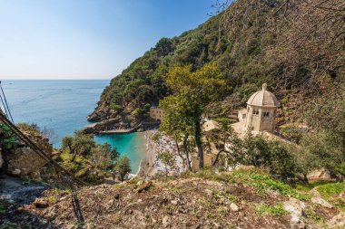 Antik San Fruttuoso Manastırı, X-XI yüzyılı ve Portofino ve Camogli, Cenova, Liguria, İtalya, Avrupa, Akdeniz yakınlarındaki turistlerle dolu plaj manzarası.
