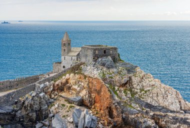 Ortaçağ Aziz Peter Kilisesi (San Pietro, V-XIII yüzyıl) Romanesque Gotik tarzında. Portovenere ya da Porto Venere kasabası, UNESCO dünya mirası bölgesi. La Spezia Körfezi, Liguria, İtalya, Avrupa.