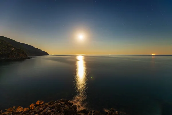 美しい海と夜の海岸線 小さなテラロ村からの眺め Lerici自治体 スペツィア湾 地中海 リグーリア州 イタリア ヨーロッパ — ストック写真