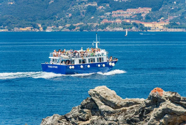 Spezia Itália Julho 2022 Balsa Azul Barco Turístico Lotado Com — Fotografia de Stock