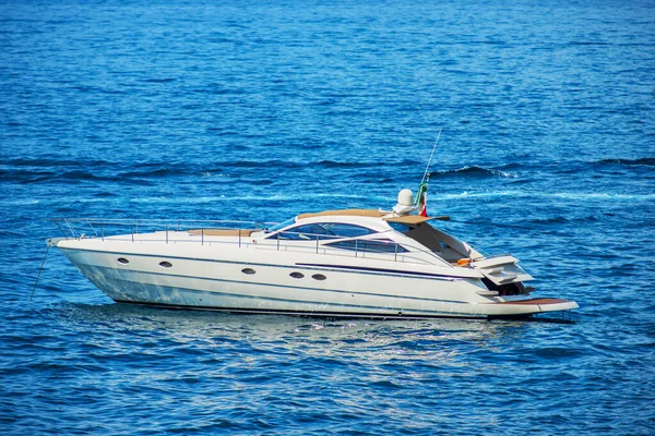 Biały Luksusowy Jacht Motorowy Zacumowany Morzu Śródziemnym Zatoka Spezia Liguria — Zdjęcie stockowe
