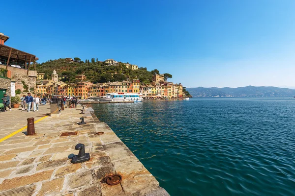 Portofino イタリア 2023年4月8日 ポルトフィーノ村 ジェノヴァ県 リグーリア州 イタリア ヨーロッパの高級観光地で晴れた日に観光客とのプロムナード カラフルな家 地中海 — ストック写真