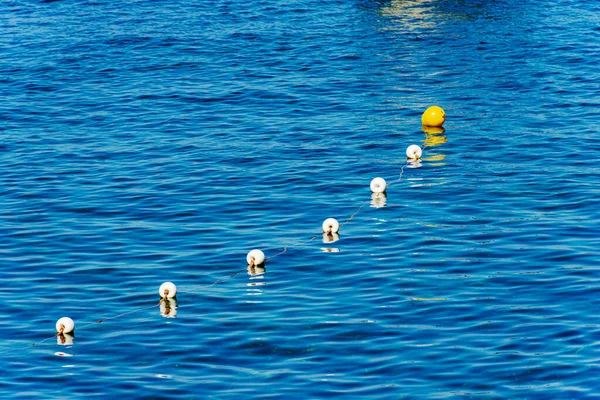 유럽의 스피시아만에 Lerici 지방의 텔라루 리구리아에 항구에는 노란색의 부표가 줄지어 — 스톡 사진