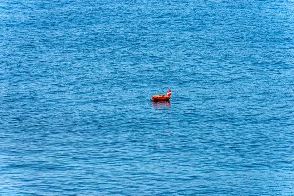 Mergulho Vermelho Laranja Bóia Segurança Bandeira Mar Azul Mar Mediterrâneo — Fotografia de Stock