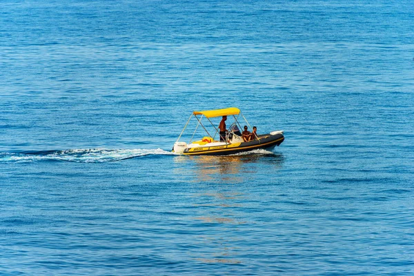 Spezia Italy Июля 2022 Года Небольшая Моторизованная Лодка Семьей Борту — стоковое фото