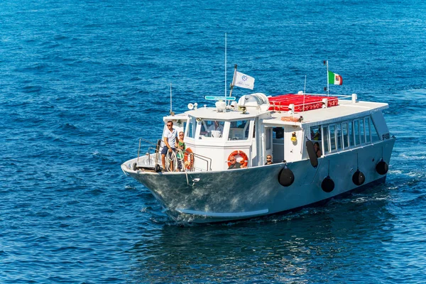 Spezia イタリア 2022年7月28日 晴れた夏の日にテルアロ村の前の青い地中海の小さな観光フェリー Lerici自治体 スペツィア湾 リグーリア州 イタリア ヨーロッパ — ストック写真