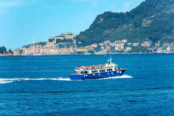 Тур Лодка Паром Многими Туристами Движении Заливе Специя Cinque Terre — стоковое фото