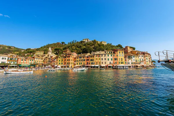 ジェノヴァ県 リグーリア州 イタリア ヨーロッパの高級観光地 ポルトフィーノの都市景観と港 カラフルな家 地中海 リグーリア海 — ストック写真