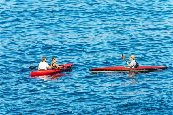 Spezia Itália Julho 2022 Três Kayakers Mar Mediterrâneo Azul Dia — Fotografia de Stock