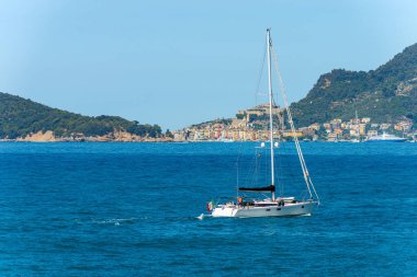 Porto Venere veya Portovenere kasabası (UNESCO dünya mirası sahası), La Spezia Körfezi, Liguria, İtalya, Güney Avrupa 'da hareket halindeki yelkenli gemi.
