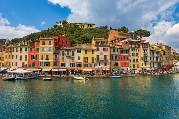 ジェノヴァ県 リグーリア州 イタリア ヨーロッパの高級観光地 ポルトフィーノの多色の家や港 晴れた春の日に多くの観光客とウォーターフロントと遊歩道 地中海 — ストック写真