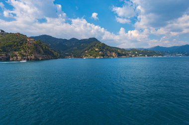 Portofino 'nun ünlü sahil şeridi, Paraggi körfezi ve Santa Margherita Ligure kasabası. Cenova Eyaleti, Liguria, İtalya, Avrupa' da lüks turizm beldeleri..