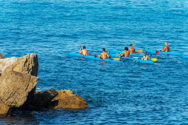 Tellaro Italia Luglio 2022 Gruppo Sei Kayaker Nel Blu Del — Foto Stock