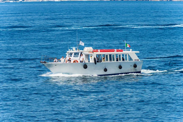 Spezia Itália Julho 2022 Balsa Turística Branca Mar Mediterrâneo Azul — Fotografia de Stock