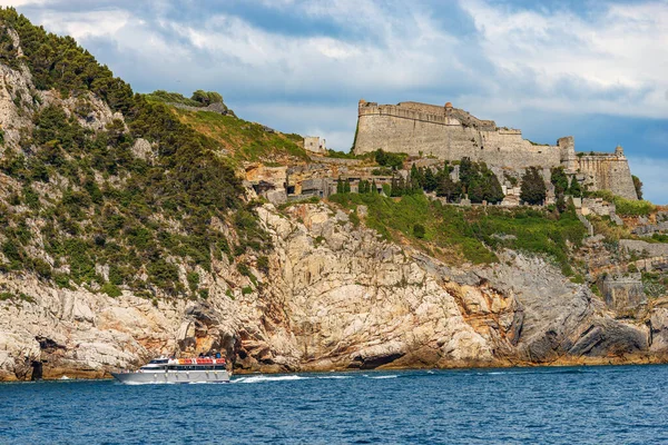 Forntida Doria Slott Och Turistfärja Till Cinque Terre Porto Venere — Stockfoto