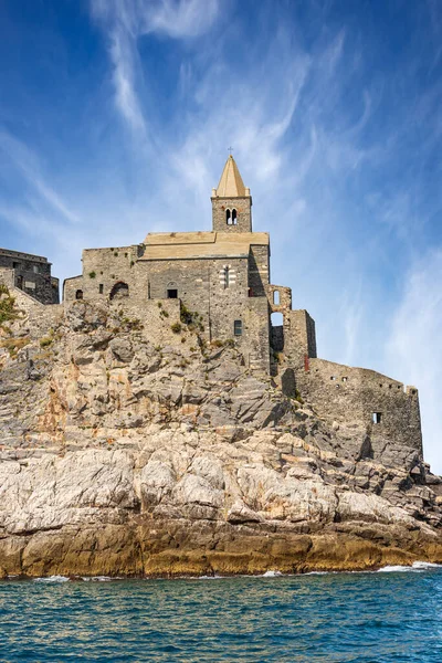 中世のサンピエトロ教会 Chiesa San Pietro 1198 でヘッドランド ユネスコの世界遺産に登録されているポルト ヴェネレやポルトヴェネレの町 Spezia Liguria — ストック写真