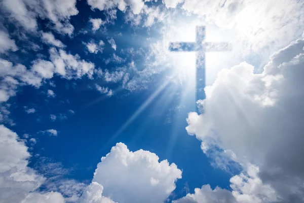 Chrześcijański Religijny Krzyż Promieniami Słońca Pięknym Błękitnym Niebie Białymi Chmurami — Zdjęcie stockowe
